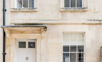 Central Georgian Townhouse with Free Parking