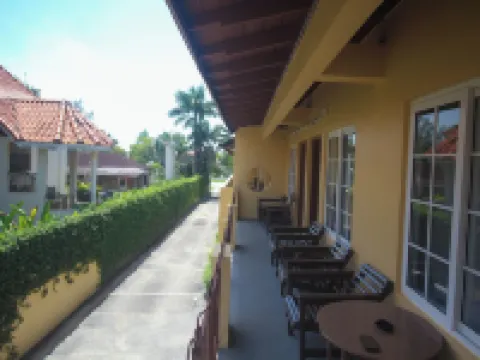 มูนไรส์ วิลลาส์ โรงแรมในเนกริล