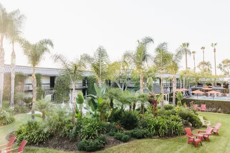 Palm Garden Hotel Отели рядом с достопримечательностью «Лейк Шервуд»