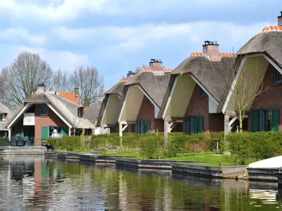 Stylish Thatched Villa with 2 Bathrooms Near Giethoorn Hotels near Bovenwijde