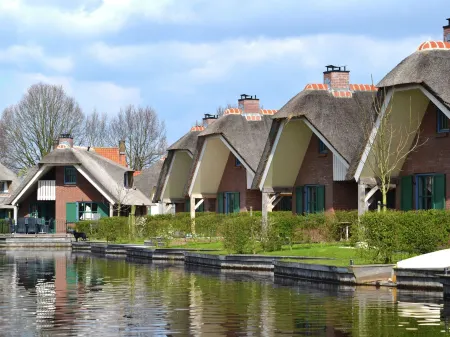 Stylish Thatched Villa with 2 Bathrooms Near Giethoorn Отели в г. Wanneperveen