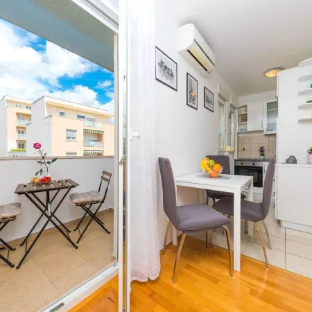 Spacious Studio with Balcony, Close to the Znjan Beach