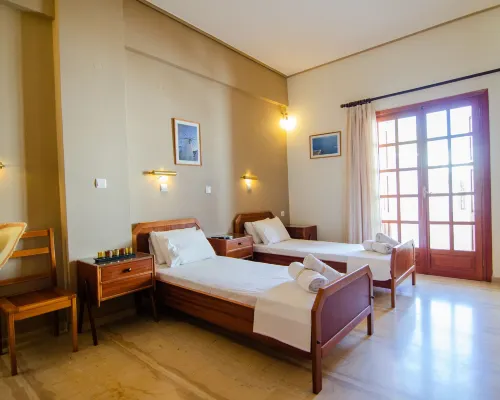 Almira Inn Hotele w: Ios