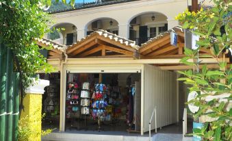 Holiday Apartments Yannis on Agios Gordios Beach in Corfu