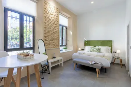 Nine O Clock San Agustin Отели рядом с достопримечательностью «Мост Изабеллы II»