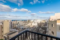 Seashells Apartments with Terrace, Just Off the Seafront in Bugibba - by Getawaysmalta - con vistas al mar