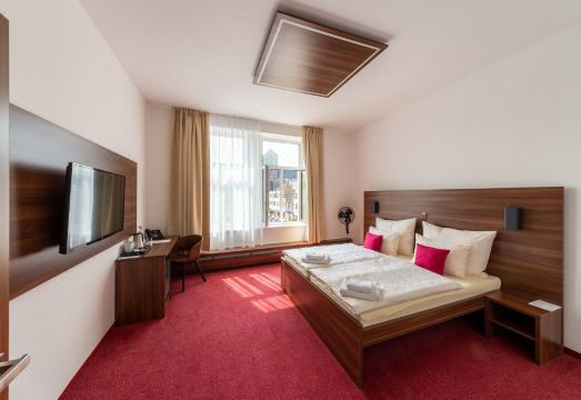 보헤미아 인 호텔의 모던한 객실 내부