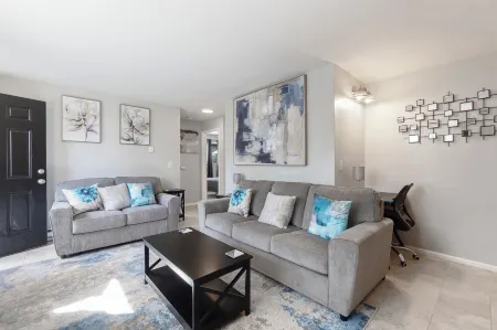 Charming 2-bedroom apartment with WiFi, AC in Olympia