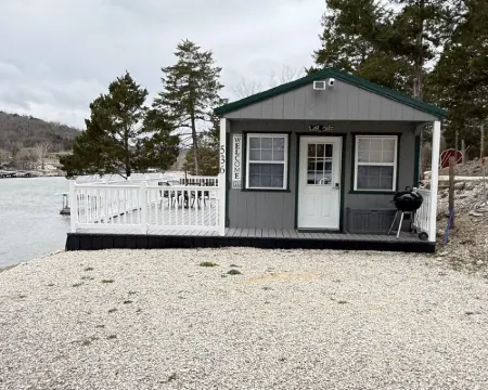 Cozy TINY HOUSE in a very quiet cove. 拉塞爾酒店
