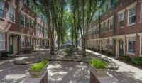 Condo in the Highlands walkable to restaurants, bars, and shopping