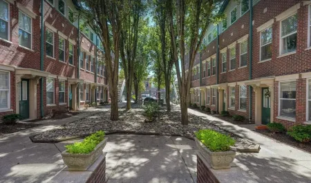 Condo in the Highlands walkable to restaurants, bars, and shopping Отели рядом с достопримечательностью «Парк Уотерфронт»