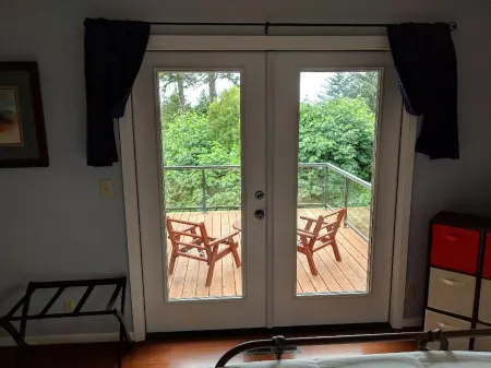 Southern Oregon Mid -Century Coastal Charmer Summer Discount- Aug & Sept 2025