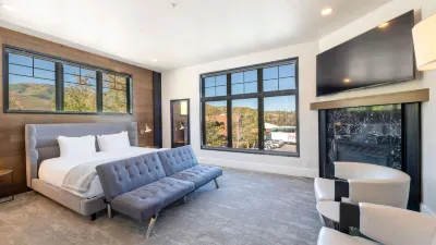 Gas Fireplace and Spacious Studio Comfort - Elegant Retreat