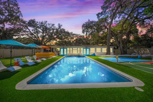 Pool, Hot Tub and Home Theater - Stunning Tropical Retreat