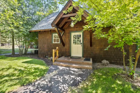 Luxurious Furnishings and Spacious Deck - Stunning Cabin Retreat