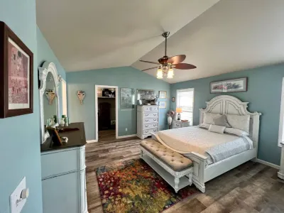 Charming Hideaway with Spacious Open Floor Plan - Delightful Comfort Hotels in der Nähe von Chinese Cemetery