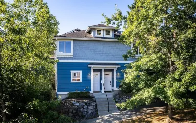 Spacious Living with Off-Street Parking - Charming Modern Retreat Hotels in Central Seattle