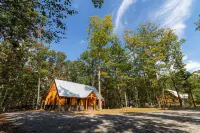 Charming Cabins with Hot Tubs and Game Area - Stunning Mountain Retreat