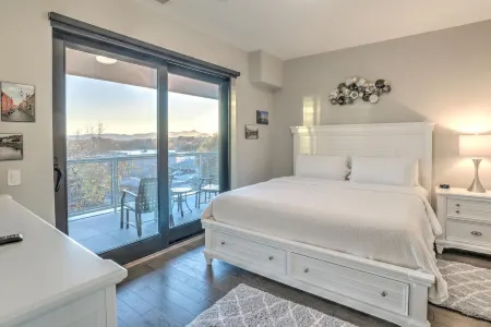 Amazing Balconies with Mountain Views - Elegant Downtown Haven