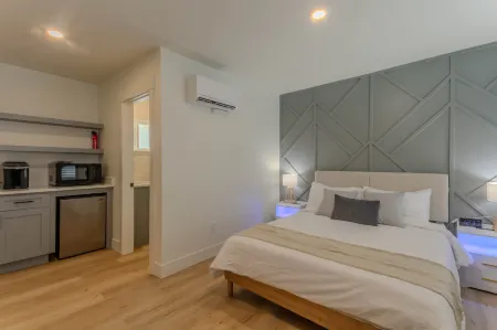 Charming Getaway with Kitchenette and Wi-Fi - Modern Comfort Retreat