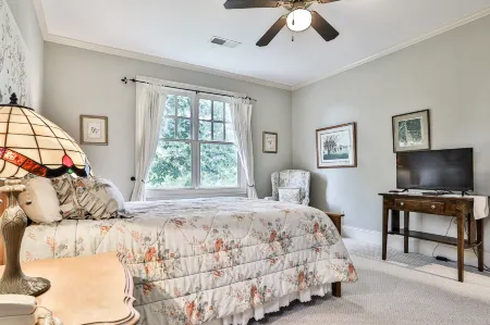 Scenic Lake Views and Access to Resort Amenities - Tranquil Cottage Retreat