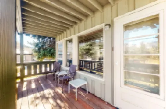 Updated Condo with Walkable Locale, Free WiFi & Private Washer/Dryer