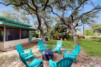 Zen Live Oak Living | Tranquil Backyard, Firepit, Grill | Lovely Lanai Hotels near Texas Maritime Museum