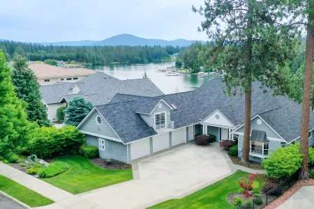 Private Dock and Scenic River Views - Luxurious Designer Getaway