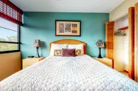 Waterfront condo w/ shared pool & private lanai- steps to shops & restaurants Hotels in Hilo