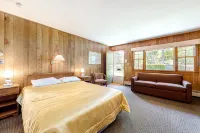 Attractive & convenient studio steps to water w/WiFi, water views, & kitchenette