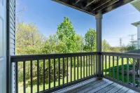 Modern Kitchen and Private Patio Escape - Spacious Tranquil Retreat Hotels in Gurnee