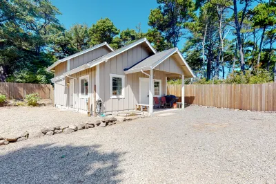 Private, quiet, dog-friendly home with firepit, 1/4 mile from Heceta Beach Отели рядом с достопримечательностью «Dunes Trailhead»