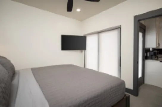 Luxury Kitchen and Private Patio - Stunning Adventure Retreat Hotels in 