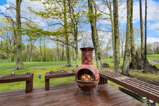 Stunning Golf Course Views and Cozy Living Spaces - Elegant Mountain Retreat