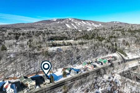Well-appointed studio right downtown - less than a mile to Okemo Mountain Отели в г. Ридинг