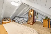 Designer cabin in the woods with enclosed yard, fireplace, hammock, fast WiFi