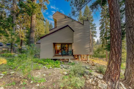 Scenic Forest Views and Cozy Balconies - Charming Woodsy Retreat Отели в г. Carnelian Bay