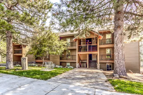 Mountain view condo with a fireplace, WiFi, partial AC, shared hot tub & pool Hotels in Deschutes County