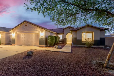 Private Heated Pool and Spacious Outdoor Oasis - Tranquil Family Haven