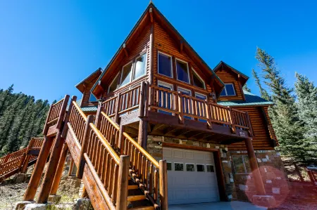 Stunning Views and Cozy Fireplace - Exquisite Log Cabin Retreat