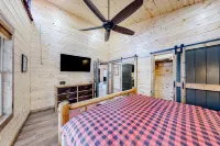 Dog-friendly cabin with private hot tub, WiFi, pool table, and wood fireplace Hotels in White County