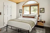 Hot Tub, Scenic Views, Game Room, Spacious Deck - Cozy Mountain Haven