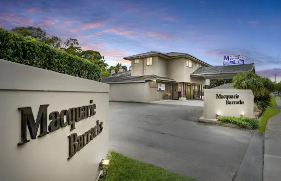 麥奎利港營房汽車旅館