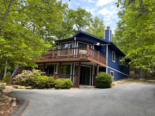 Charming Getaway with Wrap-Around Decks - Cozy Retreat in Nature Hotels in Massanutten