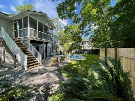 Tranquil Oasis with Swimming Pool - Elegant Family Retreat Отели рядом с достопримечательностью «Middleton Place Equestrian Center»