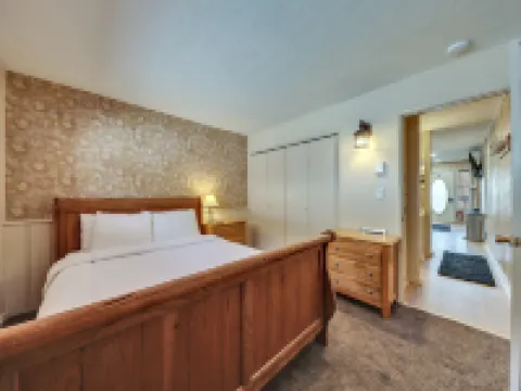 Cozy Comfort and Mountain Adventure - Charming Retreat