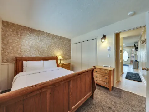 Cozy Comfort and Mountain Adventure - Charming Retreat