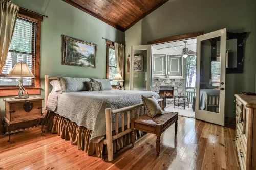 Open Kitchen, Gas Fireplace, and Scenic Deck - Exquisite Retreat