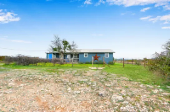Scenic Views and Expansive Ranch Amenities - Charming Escape