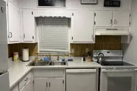 Spacious Duplex with Fenced Backyard and Modern Comforts - Charming Retreat Hotel a Redan